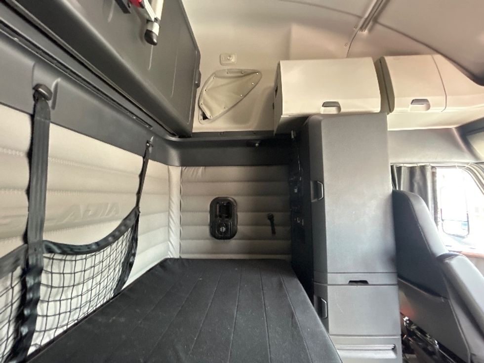 Sleeper Tractor-Heavy Duty Tractors-Freightliner-2021-T12664ST-Arlington-TX-496,631\n\t\tmiles-$ 69,000 - Image 18