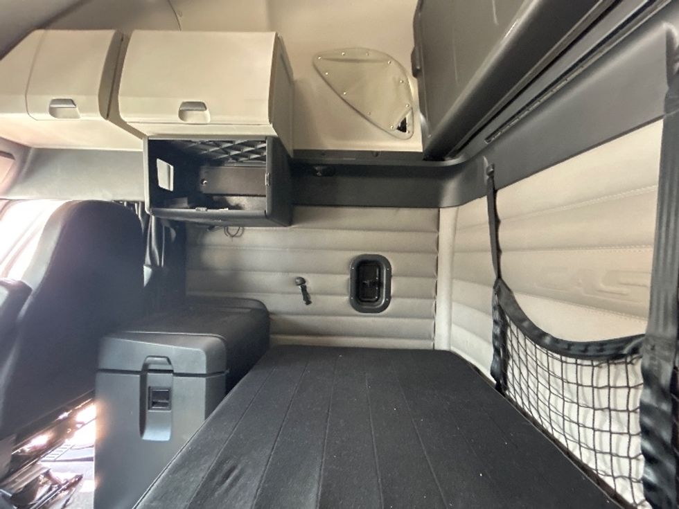 Sleeper Tractor-Heavy Duty Tractors-Freightliner-2021-T12664ST-Arlington-TX-496,631\n\t\tmiles-$ 69,000 - Image 19