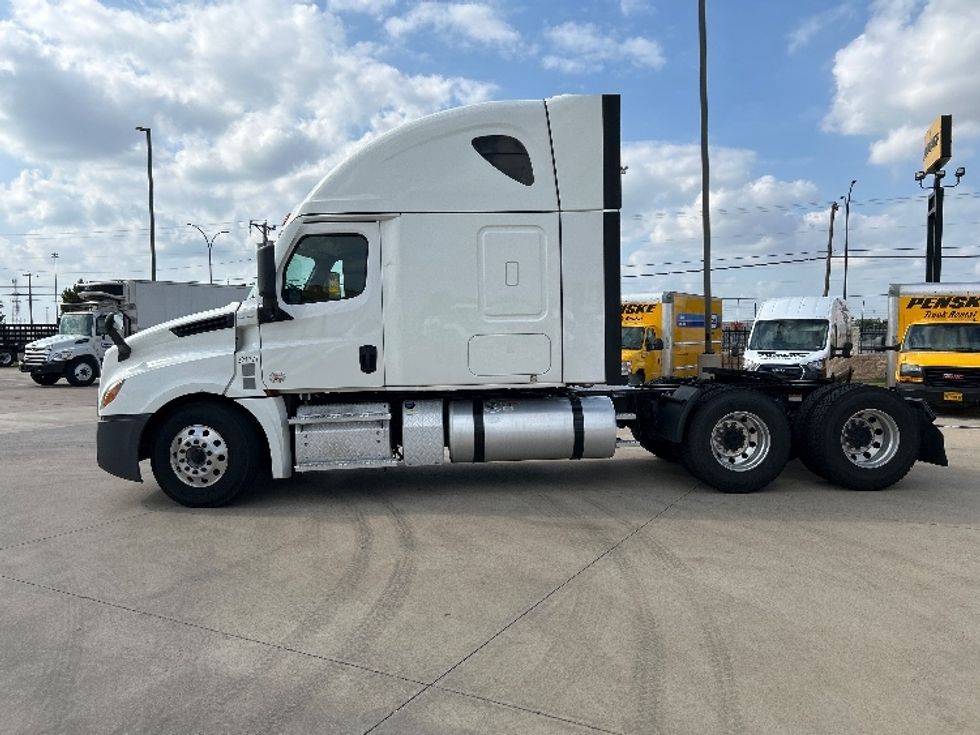 Sleeper Tractor-Heavy Duty Tractors-Freightliner-2021-T12664ST-Arlington-TX-496,631\n\t\tmiles-$ 69,000 - Image 4