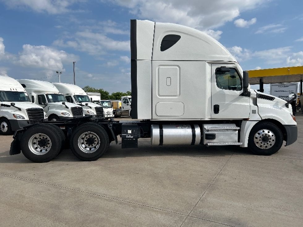 Sleeper Tractor-Heavy Duty Tractors-Freightliner-2021-T12664ST-Arlington-TX-496,631\n\t\tmiles-$ 69,000 - Image 8