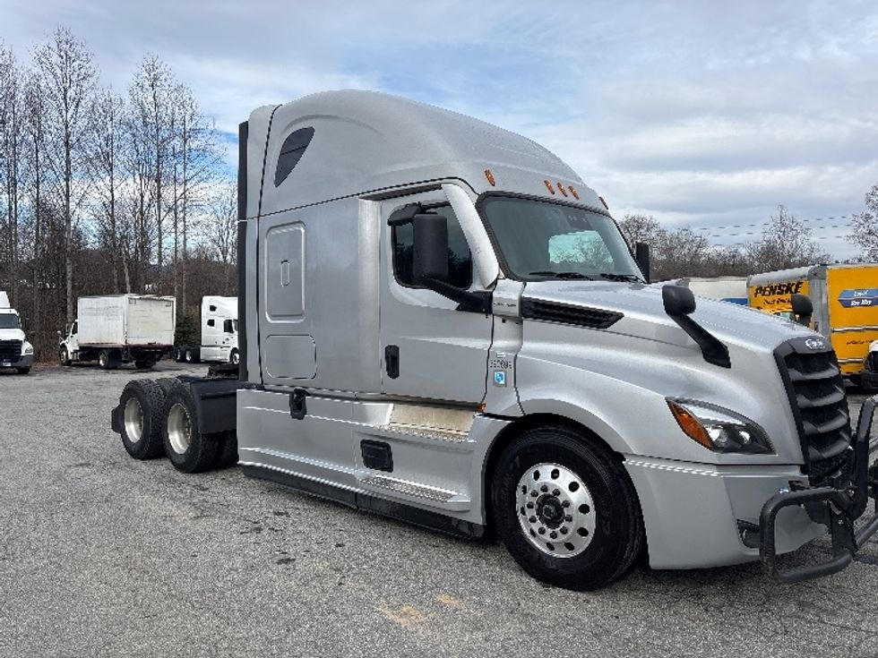 Sleeper Tractor-Heavy Duty Tractors-Freightliner-2021-T12664ST-Asheville-NC-425,800\n\t\tmiles-$ 67,500 - Image 1