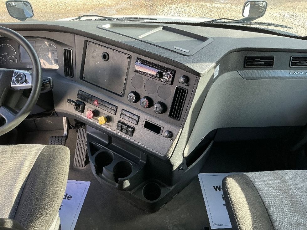 Sleeper Tractor-Heavy Duty Tractors-Freightliner-2021-T12664ST-Asheville-NC-425,800\n\t\tmiles-$ 67,500 - Image 12