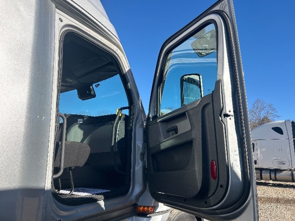 Sleeper Tractor-Heavy Duty Tractors-Freightliner-2021-T12664ST-Asheville-NC-425,800\n\t\tmiles-$ 67,500 - Image 13