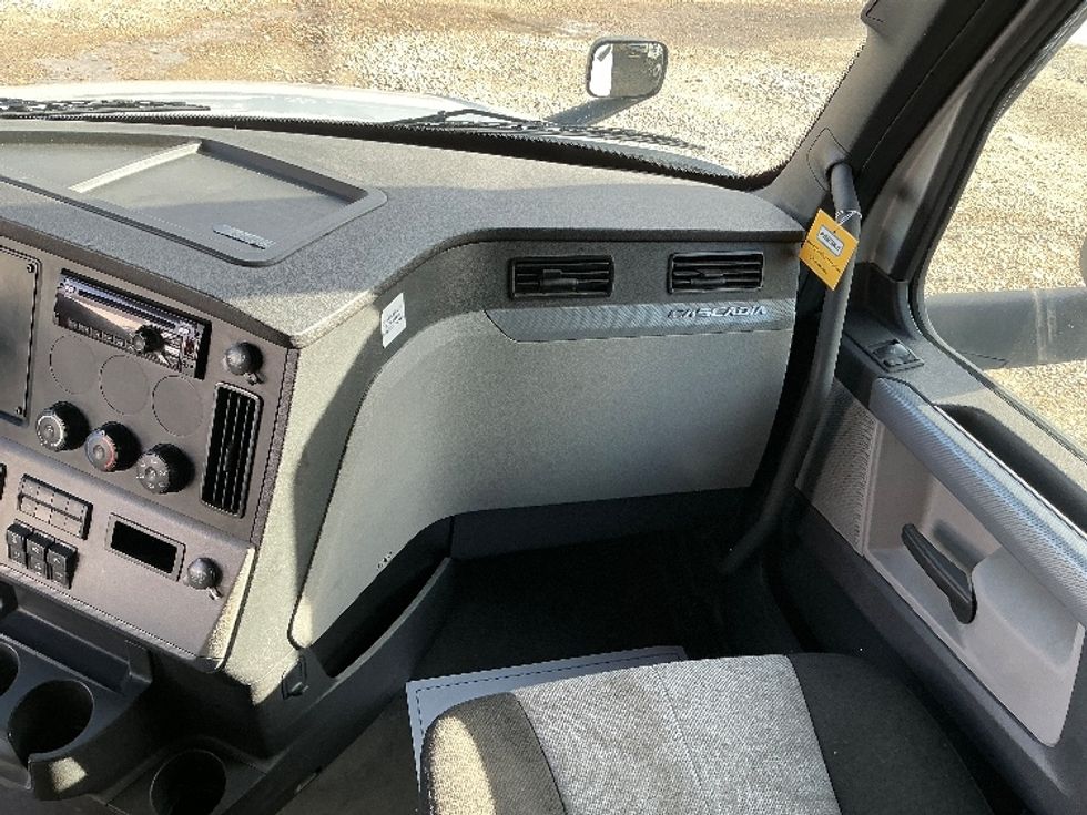 Sleeper Tractor-Heavy Duty Tractors-Freightliner-2021-T12664ST-Asheville-NC-425,800\n\t\tmiles-$ 67,500 - Image 14