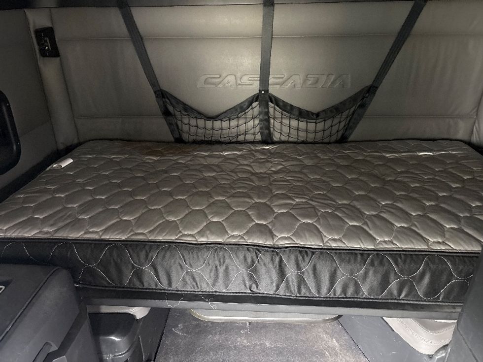 Sleeper Tractor-Heavy Duty Tractors-Freightliner-2021-T12664ST-Asheville-NC-425,800\n\t\tmiles-$ 67,500 - Image 16