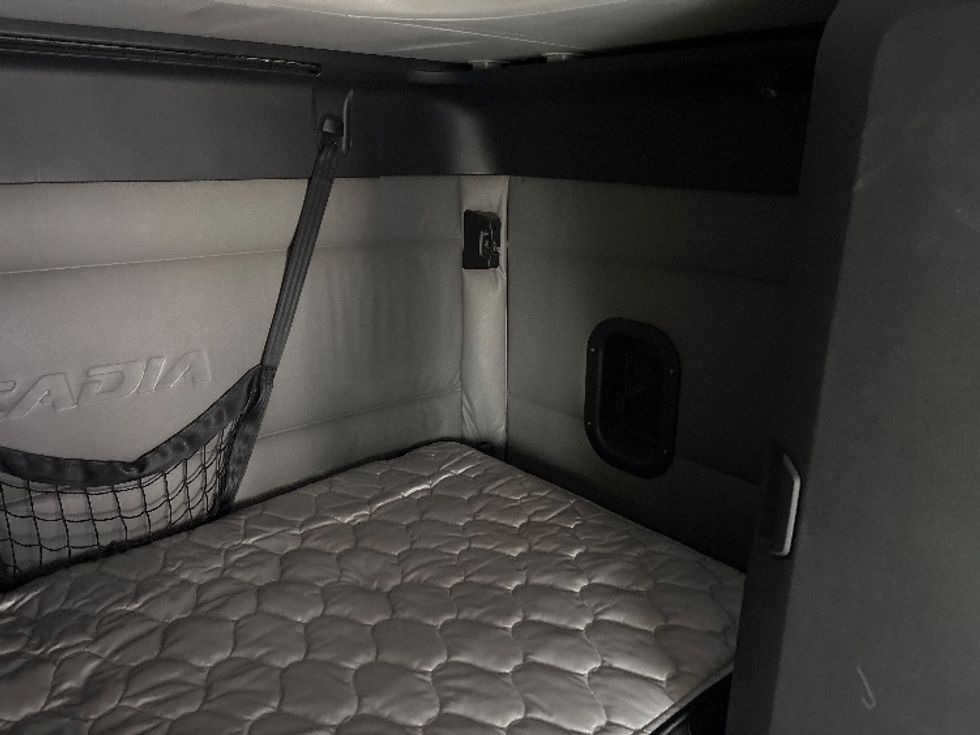 Sleeper Tractor-Heavy Duty Tractors-Freightliner-2021-T12664ST-Asheville-NC-425,800\n\t\tmiles-$ 67,500 - Image 18