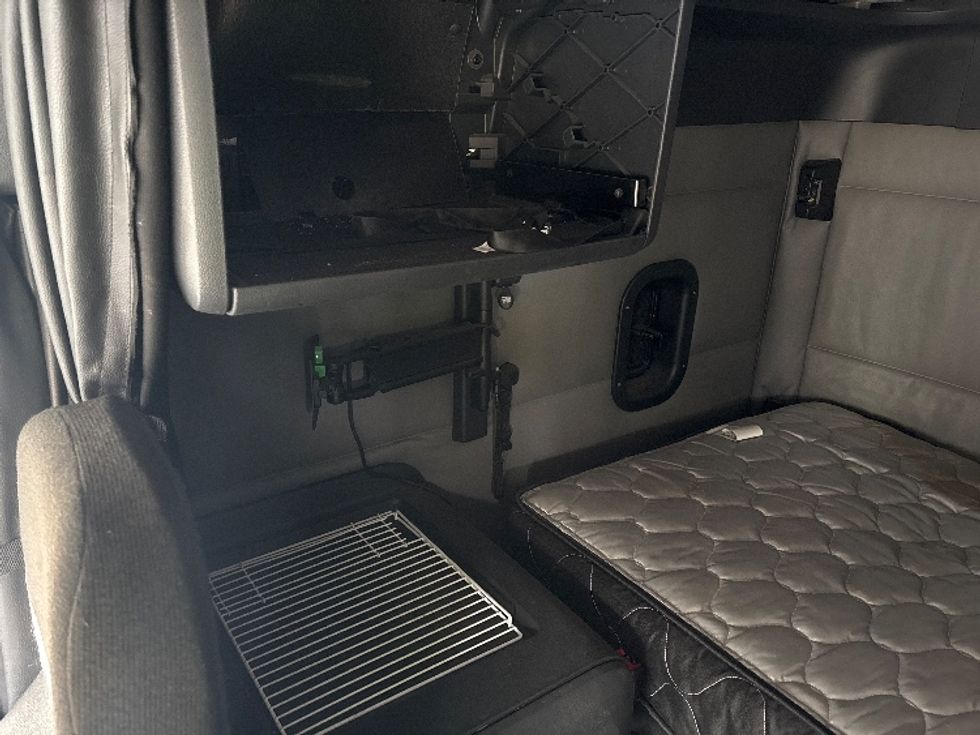 Sleeper Tractor-Heavy Duty Tractors-Freightliner-2021-T12664ST-Asheville-NC-425,800\n\t\tmiles-$ 67,500 - Image 19