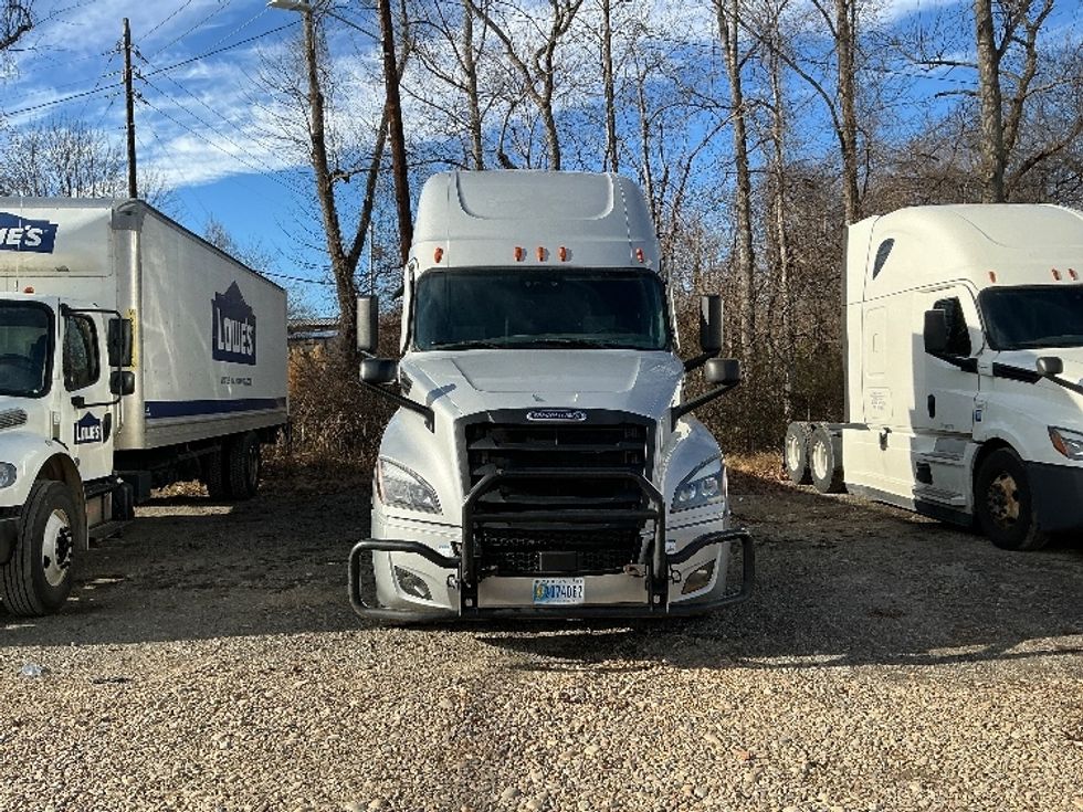 Sleeper Tractor-Heavy Duty Tractors-Freightliner-2021-T12664ST-Asheville-NC-425,800\n\t\tmiles-$ 67,500 - Image 2