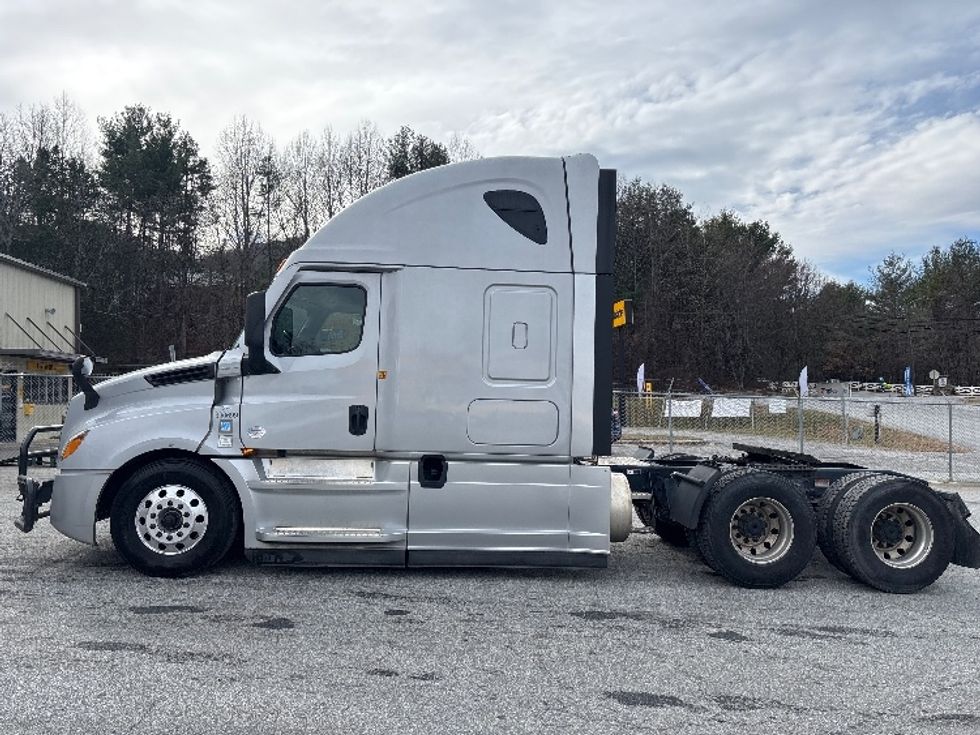 Sleeper Tractor-Heavy Duty Tractors-Freightliner-2021-T12664ST-Asheville-NC-425,800\n\t\tmiles-$ 67,500 - Image 4