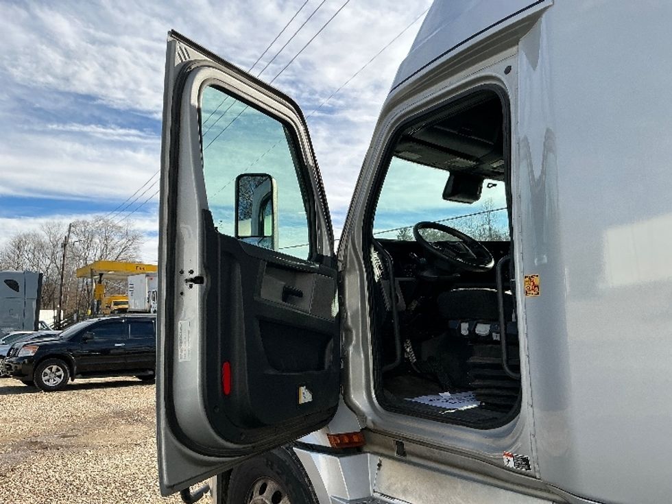 Sleeper Tractor-Heavy Duty Tractors-Freightliner-2021-T12664ST-Asheville-NC-425,800\n\t\tmiles-$ 67,500 - Image 9