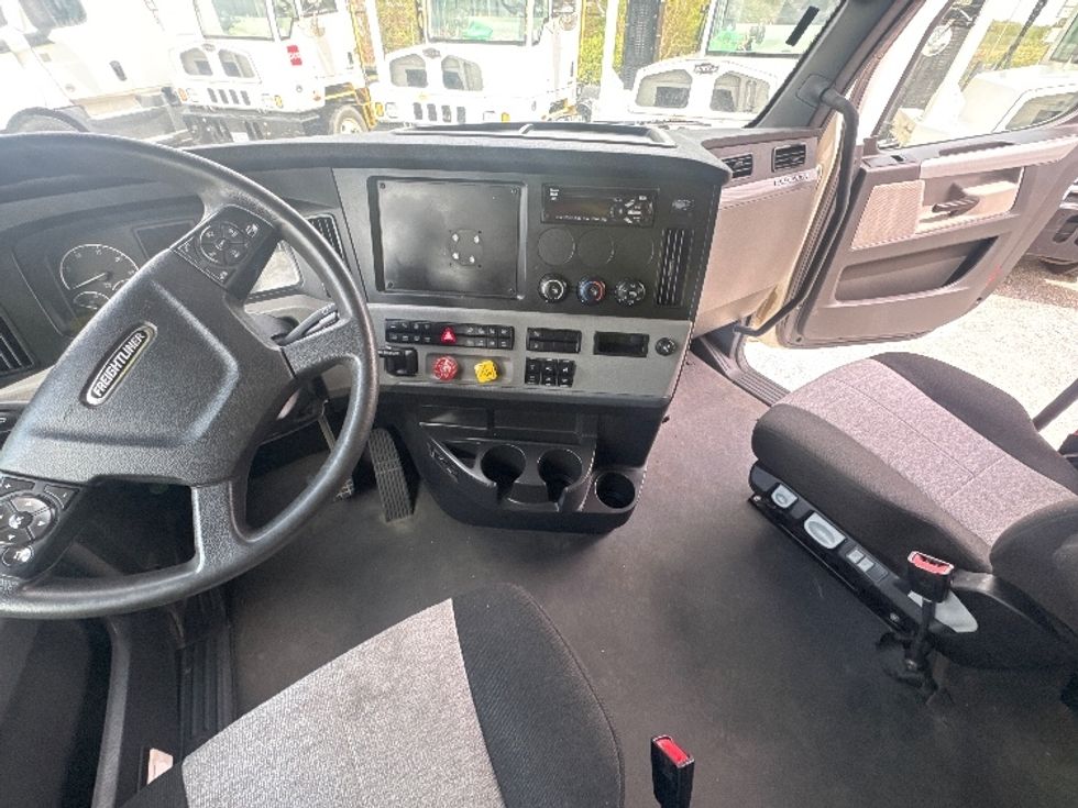 Sleeper Tractor-Heavy Duty Tractors-Freightliner-2021-T12664ST-Asheville-NC-437,531\n\t\tmiles-$ 72,500 - Image 10