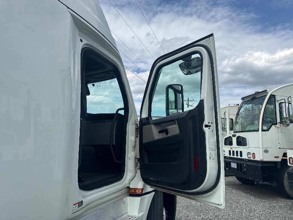 Sleeper Tractor-Heavy Duty Tractors-Freightliner-2021-T12664ST-Asheville-NC-437,531\n\t\tmiles-$ 72,500 - Image 13
