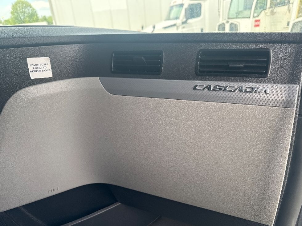 Sleeper Tractor-Heavy Duty Tractors-Freightliner-2021-T12664ST-Asheville-NC-437,531\n\t\tmiles-$ 72,500 - Image 14