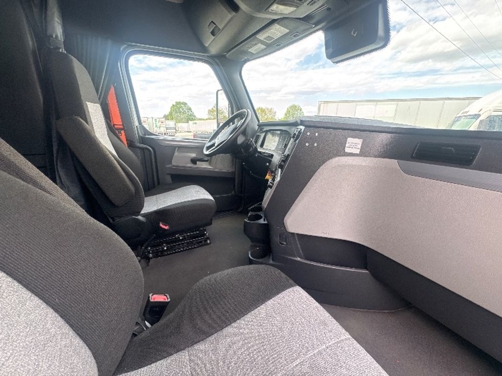 Sleeper Tractor-Heavy Duty Tractors-Freightliner-2021-T12664ST-Asheville-NC-437,531\n\t\tmiles-$ 72,500 - Image 15