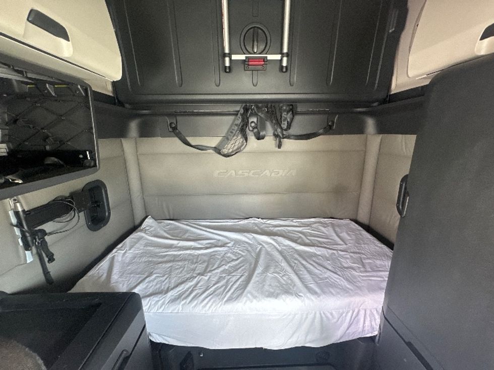 Sleeper Tractor-Heavy Duty Tractors-Freightliner-2021-T12664ST-Asheville-NC-437,531\n\t\tmiles-$ 72,500 - Image 16