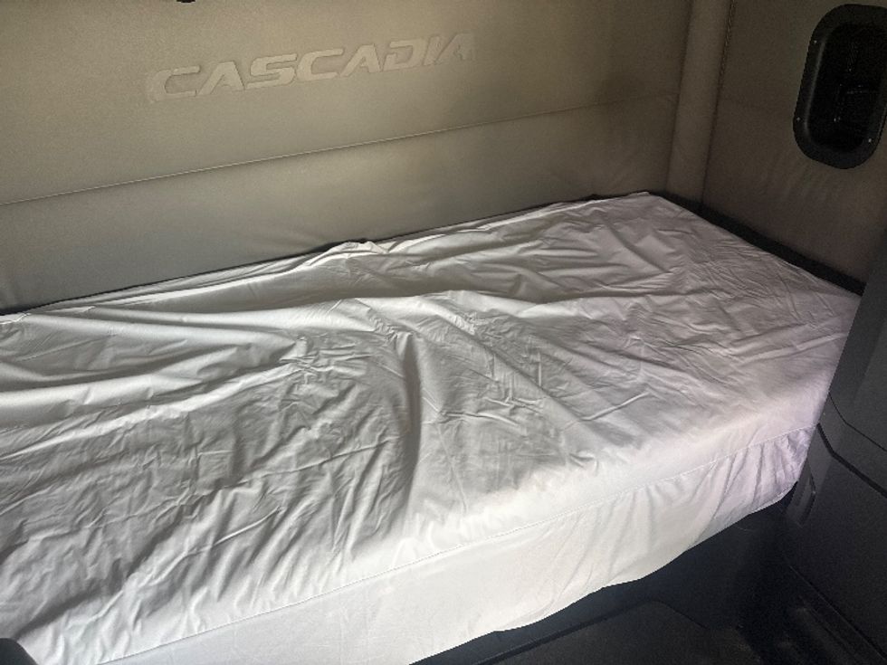 Sleeper Tractor-Heavy Duty Tractors-Freightliner-2021-T12664ST-Asheville-NC-437,531\n\t\tmiles-$ 72,500 - Image 17