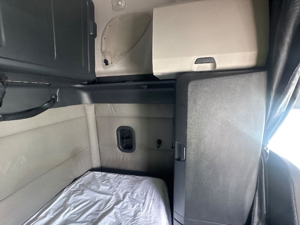 Sleeper Tractor-Heavy Duty Tractors-Freightliner-2021-T12664ST-Asheville-NC-437,531\n\t\tmiles-$ 72,500 - Image 18