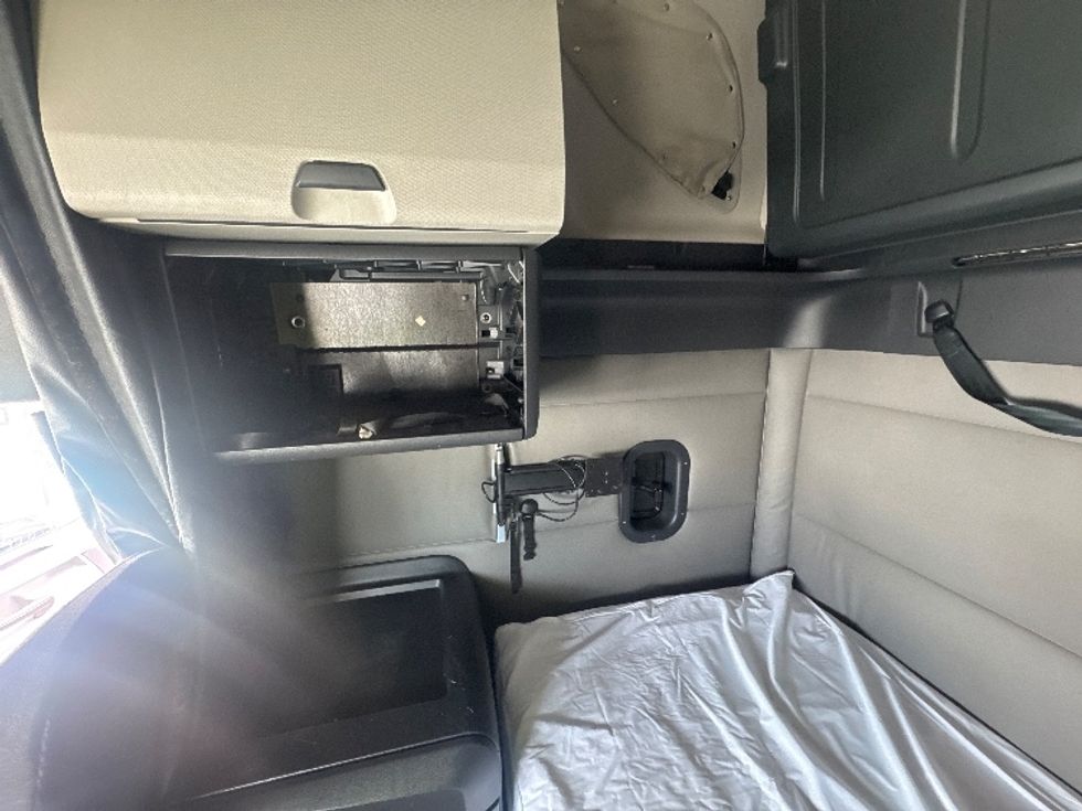 Sleeper Tractor-Heavy Duty Tractors-Freightliner-2021-T12664ST-Asheville-NC-437,531\n\t\tmiles-$ 72,500 - Image 19