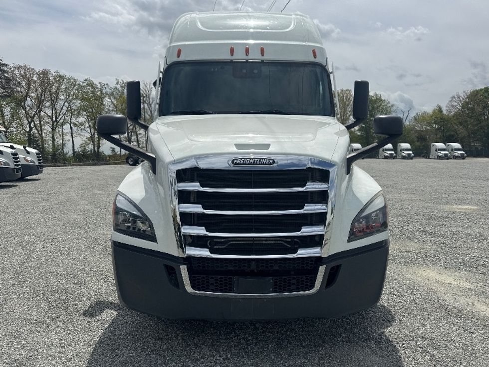 Sleeper Tractor-Heavy Duty Tractors-Freightliner-2021-T12664ST-Asheville-NC-437,531\n\t\tmiles-$ 72,500 - Image 2