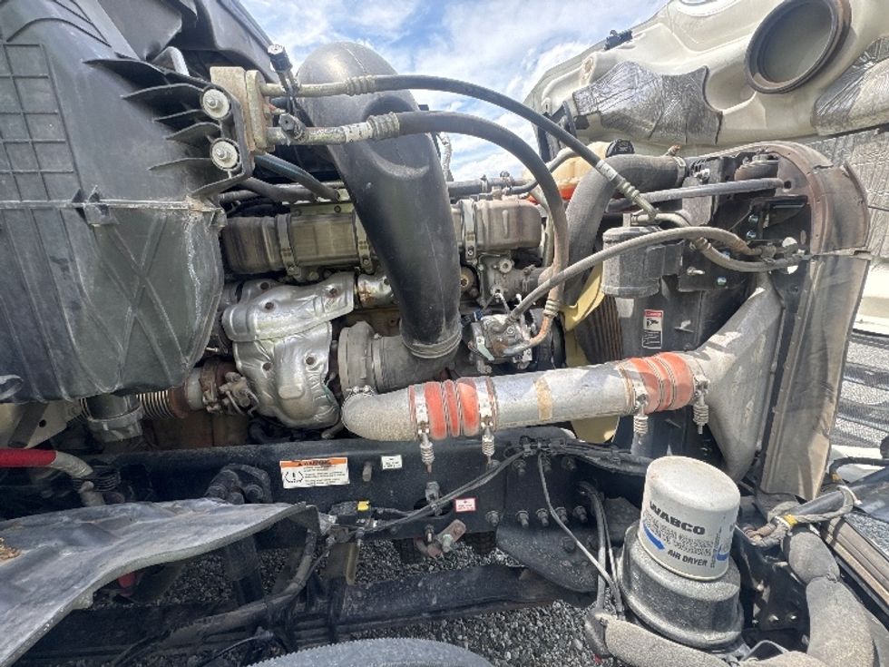 Sleeper Tractor-Heavy Duty Tractors-Freightliner-2021-T12664ST-Asheville-NC-437,531\n\t\tmiles-$ 72,500 - Image 20