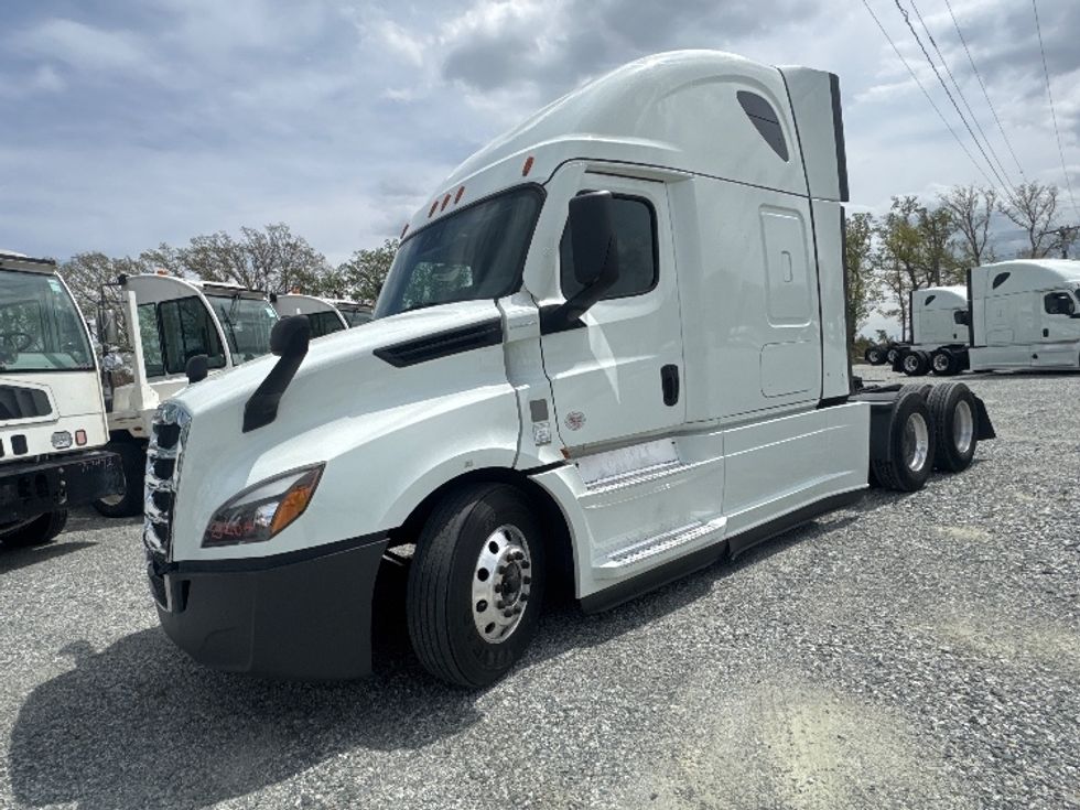 Sleeper Tractor-Heavy Duty Tractors-Freightliner-2021-T12664ST-Asheville-NC-437,531\n\t\tmiles-$ 72,500 - Image 3