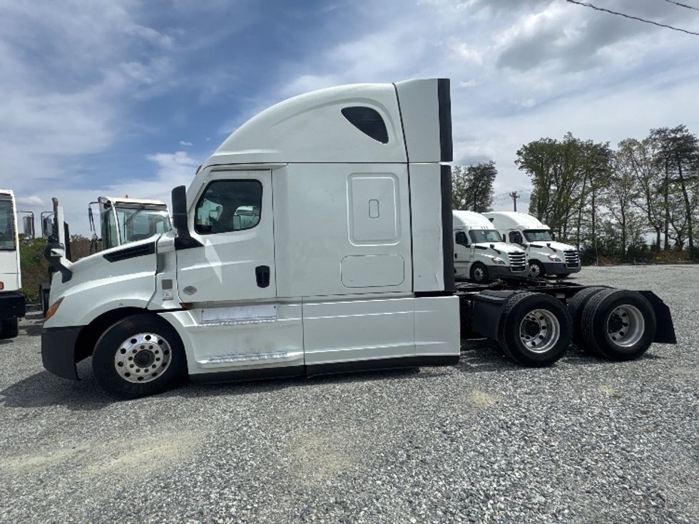 Sleeper Tractor-Heavy Duty Tractors-Freightliner-2021-T12664ST-Asheville-NC-437,531\n\t\tmiles-$ 72,500 - Image 4