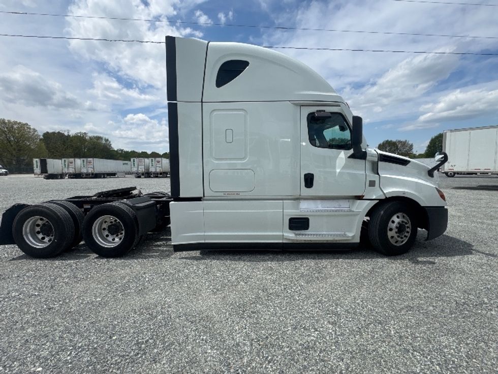 Sleeper Tractor-Heavy Duty Tractors-Freightliner-2021-T12664ST-Asheville-NC-437,531\n\t\tmiles-$ 72,500 - Image 8