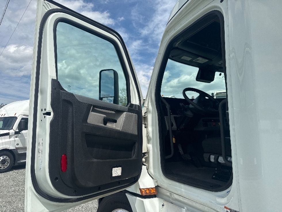 Sleeper Tractor-Heavy Duty Tractors-Freightliner-2021-T12664ST-Asheville-NC-437,531\n\t\tmiles-$ 72,500 - Image 9