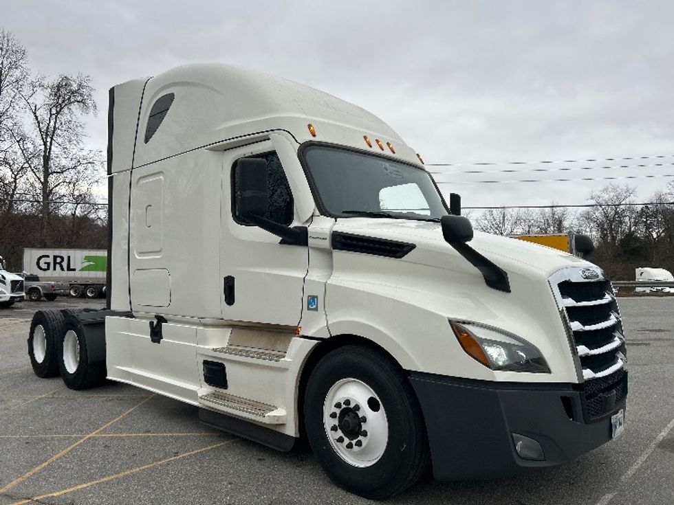 Sleeper Tractor-Heavy Duty Tractors-Freightliner-2021-T12664ST-Asheville-NC-552,330\n\t\tmiles-$ 58,000 - Image 1