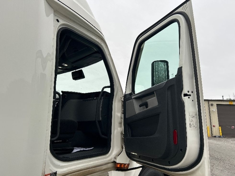 Sleeper Tractor-Heavy Duty Tractors-Freightliner-2021-T12664ST-Asheville-NC-552,330\n\t\tmiles-$ 58,000 - Image 13