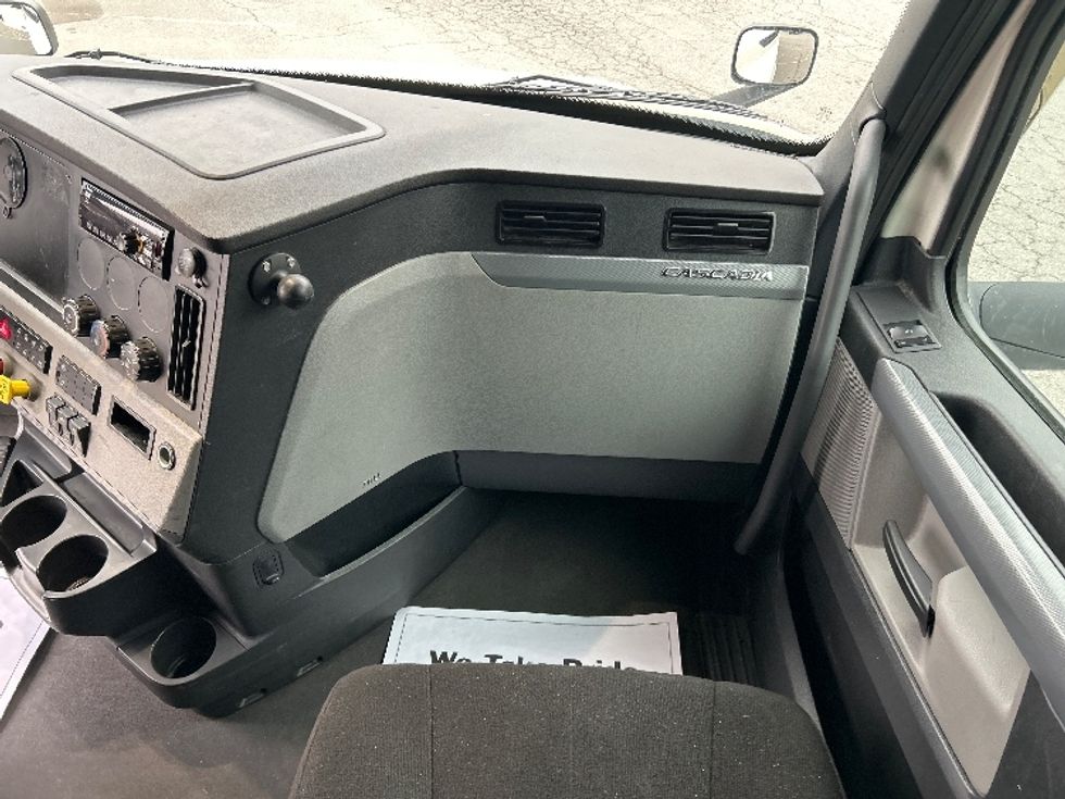 Sleeper Tractor-Heavy Duty Tractors-Freightliner-2021-T12664ST-Asheville-NC-552,330\n\t\tmiles-$ 58,000 - Image 14