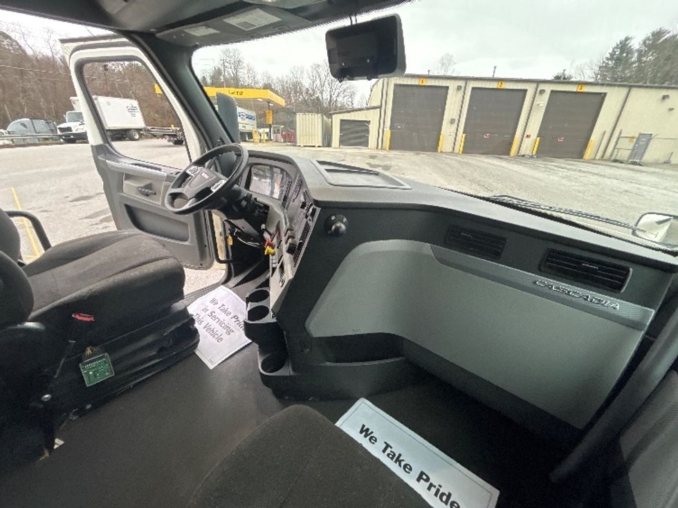 Sleeper Tractor-Heavy Duty Tractors-Freightliner-2021-T12664ST-Asheville-NC-552,330\n\t\tmiles-$ 58,000 - Image 15