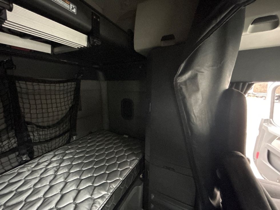 Sleeper Tractor-Heavy Duty Tractors-Freightliner-2021-T12664ST-Asheville-NC-552,330\n\t\tmiles-$ 58,000 - Image 18