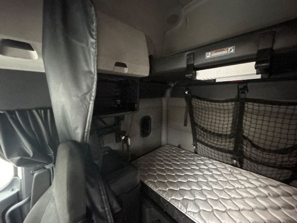 Sleeper Tractor-Heavy Duty Tractors-Freightliner-2021-T12664ST-Asheville-NC-552,330\n\t\tmiles-$ 58,000 - Image 19