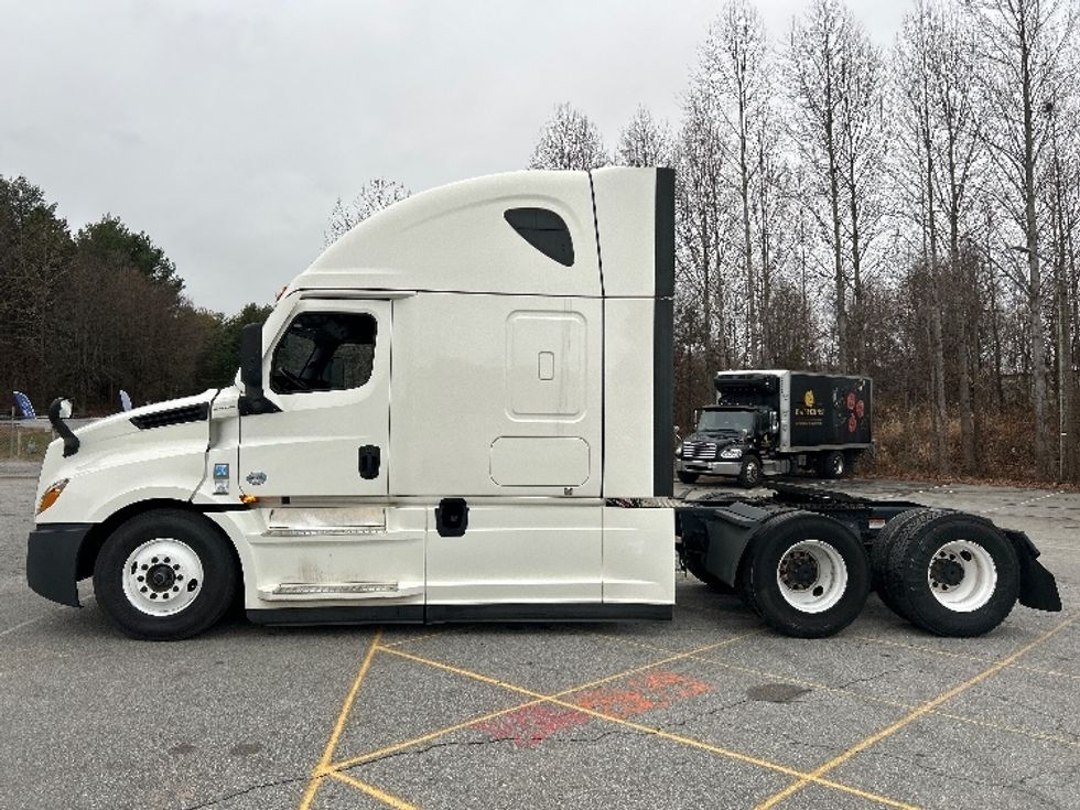 Sleeper Tractor-Heavy Duty Tractors-Freightliner-2021-T12664ST-Asheville-NC-552,330\n\t\tmiles-$ 58,000 - Image 4