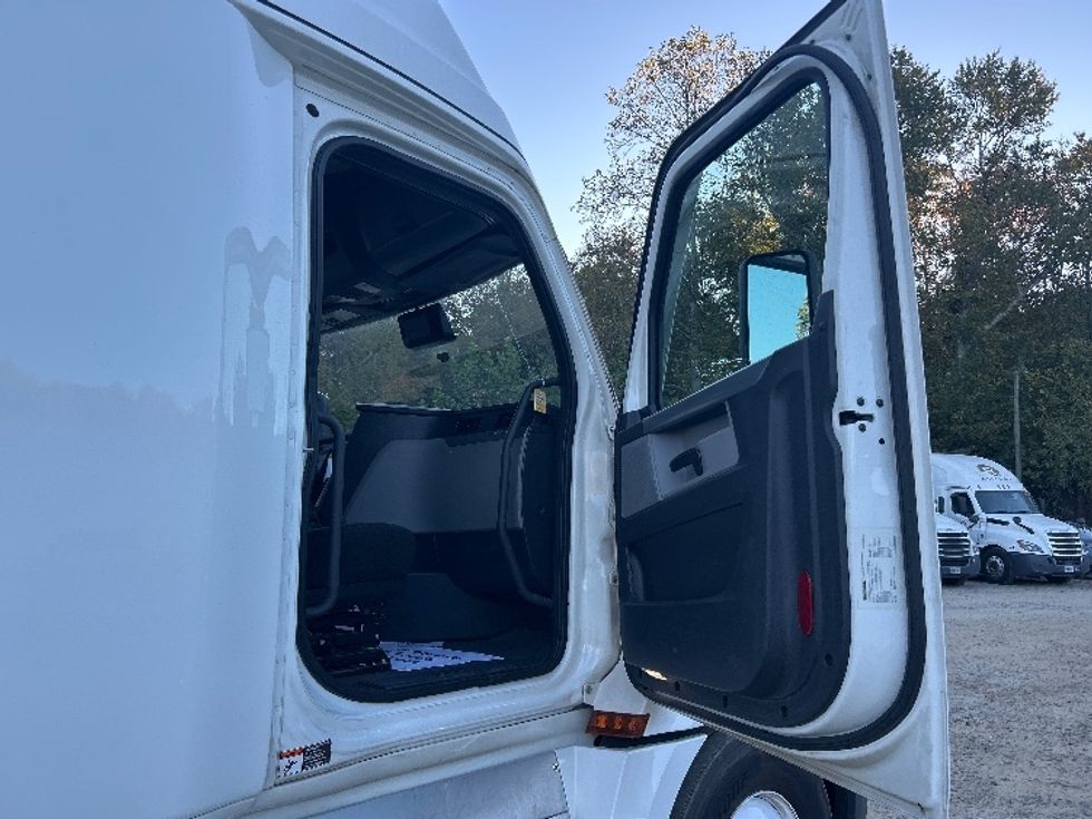 Sleeper Tractor-Heavy Duty Tractors-Freightliner-2021-T12664ST-Asheville-NC-572,980\n\t\tmiles-$ 57,500 - Image 13