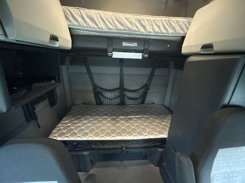 Sleeper Tractor-Heavy Duty Tractors-Freightliner-2021-T12664ST-Asheville-NC-572,980\n\t\tmiles-$ 57,500 - Image 16