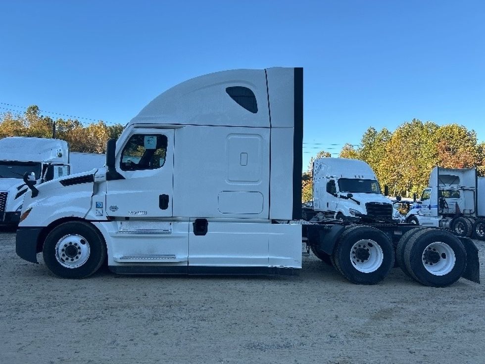 Sleeper Tractor-Heavy Duty Tractors-Freightliner-2021-T12664ST-Asheville-NC-572,980\n\t\tmiles-$ 57,500 - Image 4