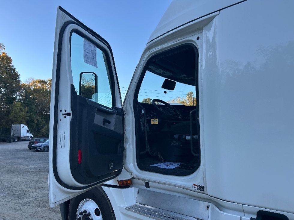 Sleeper Tractor-Heavy Duty Tractors-Freightliner-2021-T12664ST-Asheville-NC-572,980\n\t\tmiles-$ 57,500 - Image 9