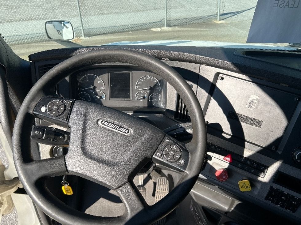 Sleeper Tractor-Heavy Duty Tractors-Freightliner-2021-T12664ST-Asheville-NC-647,125\n\t\tmiles-$ 53,500 - Image 11