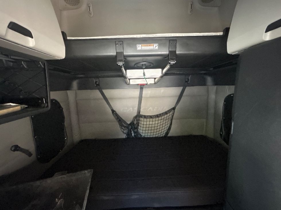 Sleeper Tractor-Heavy Duty Tractors-Freightliner-2021-T12664ST-Asheville-NC-647,125\n\t\tmiles-$ 53,500 - Image 16