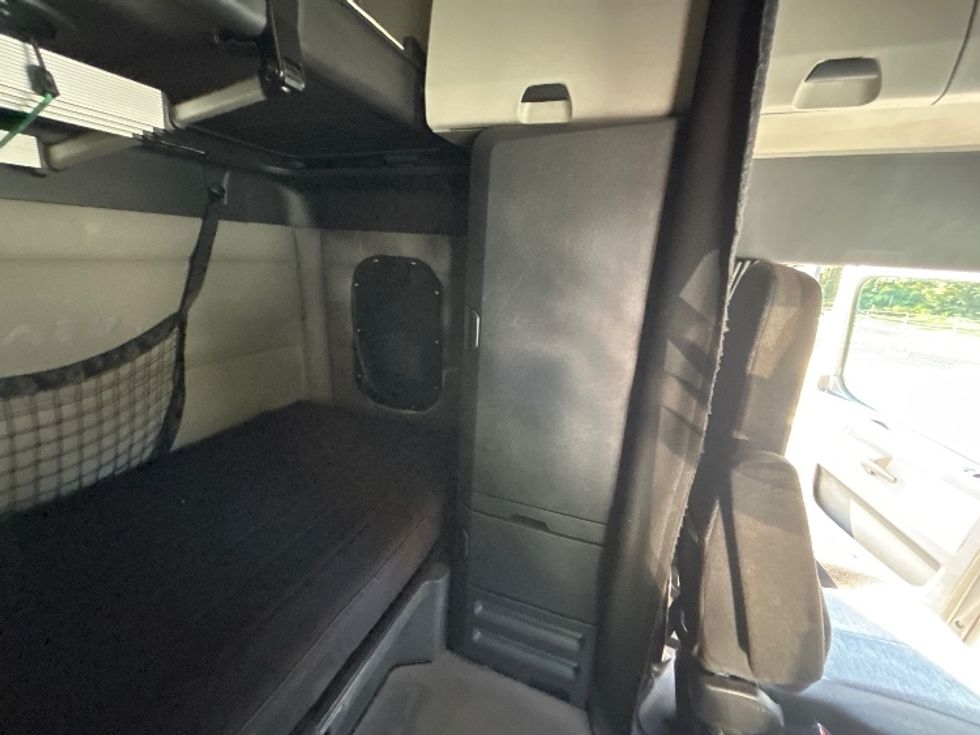 Sleeper Tractor-Heavy Duty Tractors-Freightliner-2021-T12664ST-Asheville-NC-647,125\n\t\tmiles-$ 53,500 - Image 18