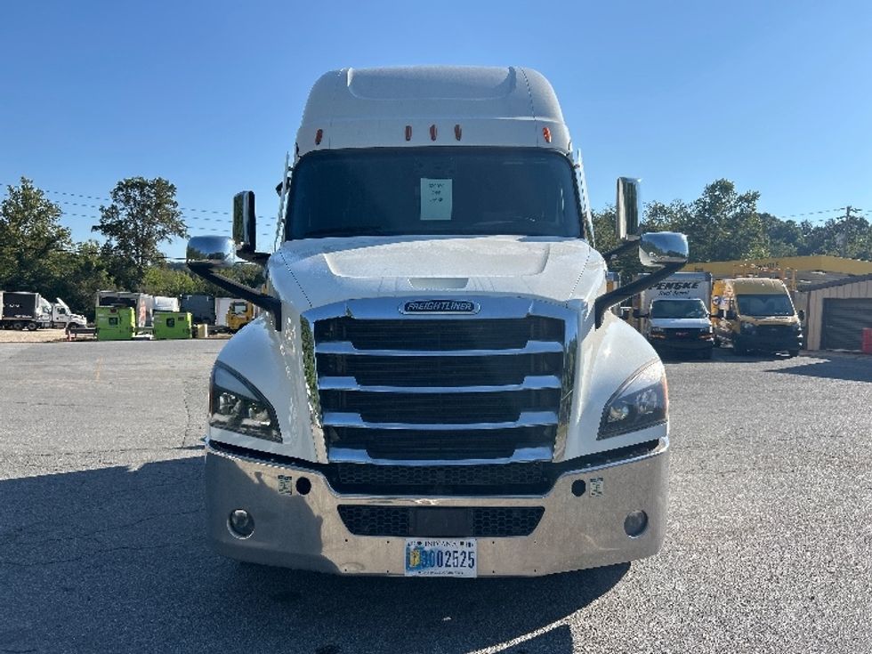 Sleeper Tractor-Heavy Duty Tractors-Freightliner-2021-T12664ST-Asheville-NC-647,125\n\t\tmiles-$ 53,500 - Image 2