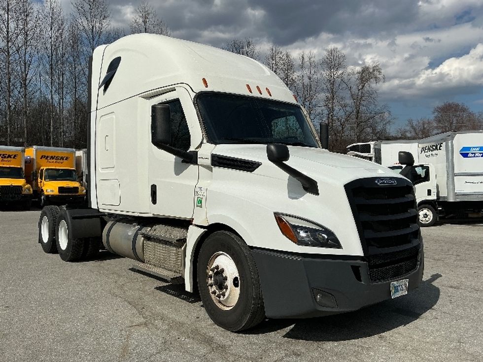 Sleeper Tractor-Heavy Duty Tractors-Freightliner-2021-T12664ST-Asheville-NC-701,621\n\t\tmiles-$ 37,250 - Image 1