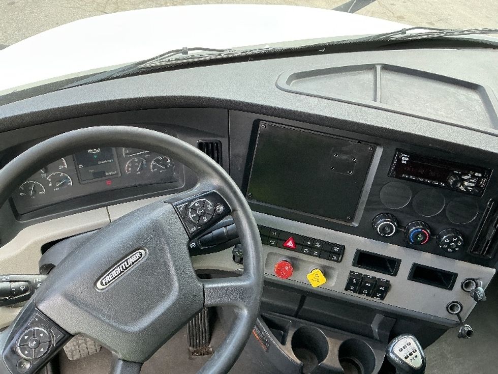 Sleeper Tractor-Heavy Duty Tractors-Freightliner-2021-T12664ST-Asheville-NC-701,621\n\t\tmiles-$ 37,250 - Image 11