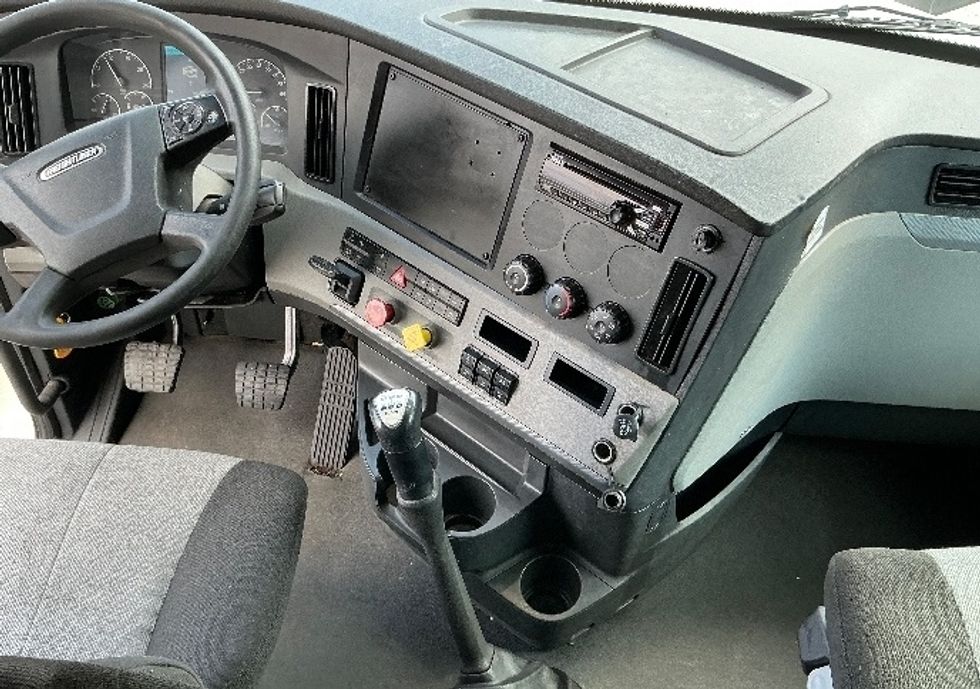 Sleeper Tractor-Heavy Duty Tractors-Freightliner-2021-T12664ST-Asheville-NC-701,621\n\t\tmiles-$ 37,250 - Image 12