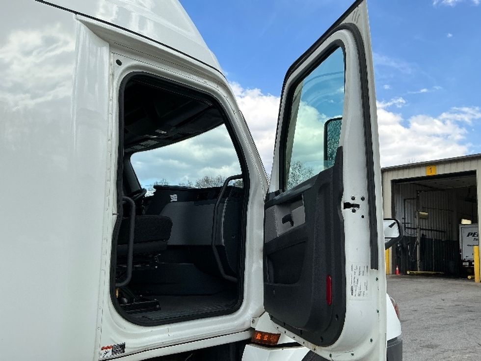 Sleeper Tractor-Heavy Duty Tractors-Freightliner-2021-T12664ST-Asheville-NC-701,621\n\t\tmiles-$ 37,250 - Image 13