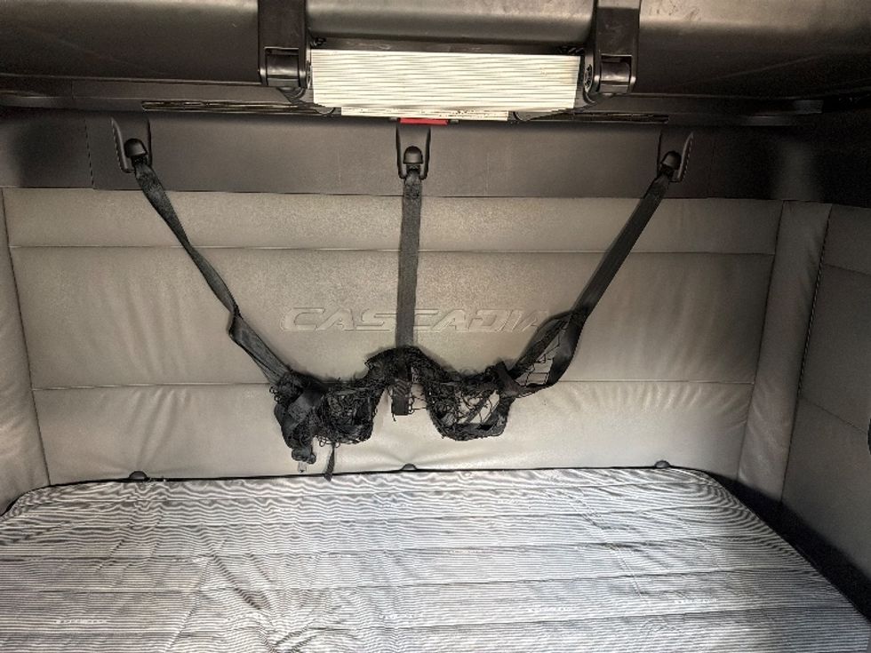 Sleeper Tractor-Heavy Duty Tractors-Freightliner-2021-T12664ST-Asheville-NC-701,621\n\t\tmiles-$ 37,250 - Image 16