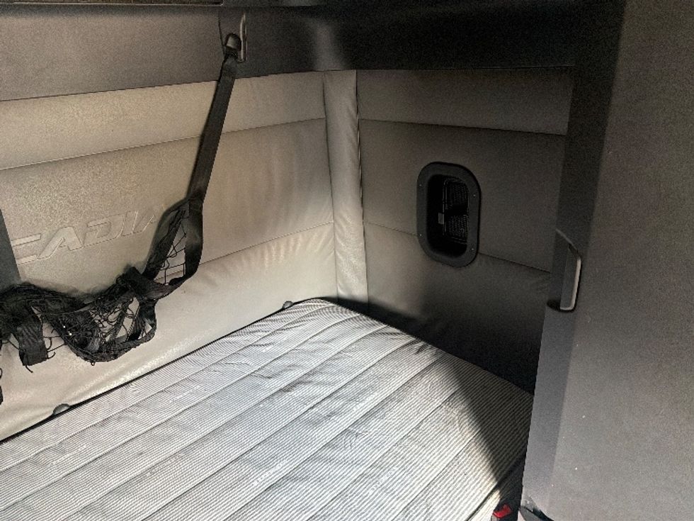 Sleeper Tractor-Heavy Duty Tractors-Freightliner-2021-T12664ST-Asheville-NC-701,621\n\t\tmiles-$ 37,250 - Image 18