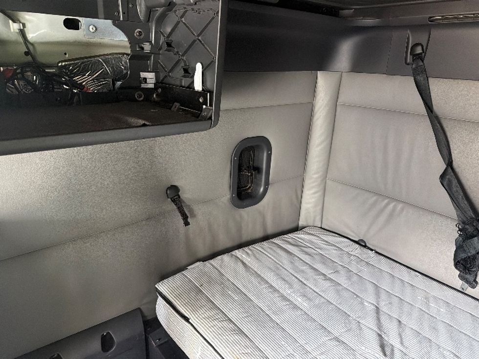 Sleeper Tractor-Heavy Duty Tractors-Freightliner-2021-T12664ST-Asheville-NC-701,621\n\t\tmiles-$ 37,250 - Image 19